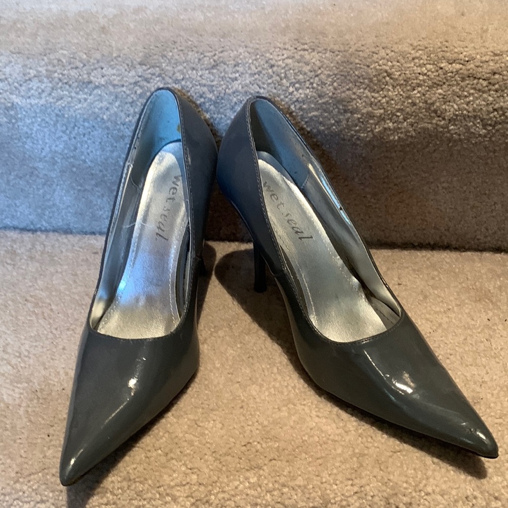 Super SEXY gray stiletto pointy toe 4” pumps from WET SEAL. Size 7.5.